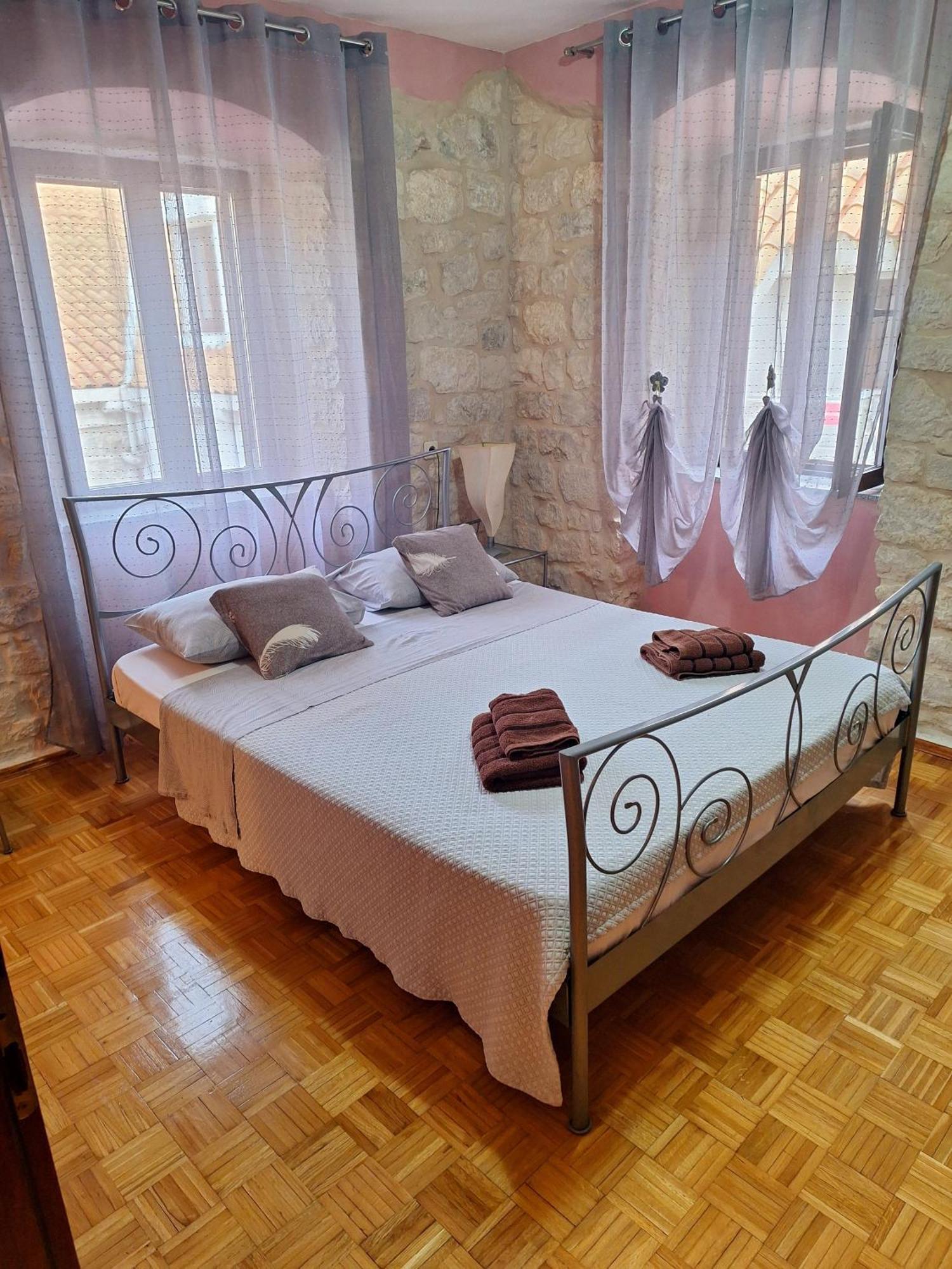 Palace Derossi Трогир Екстериор снимка